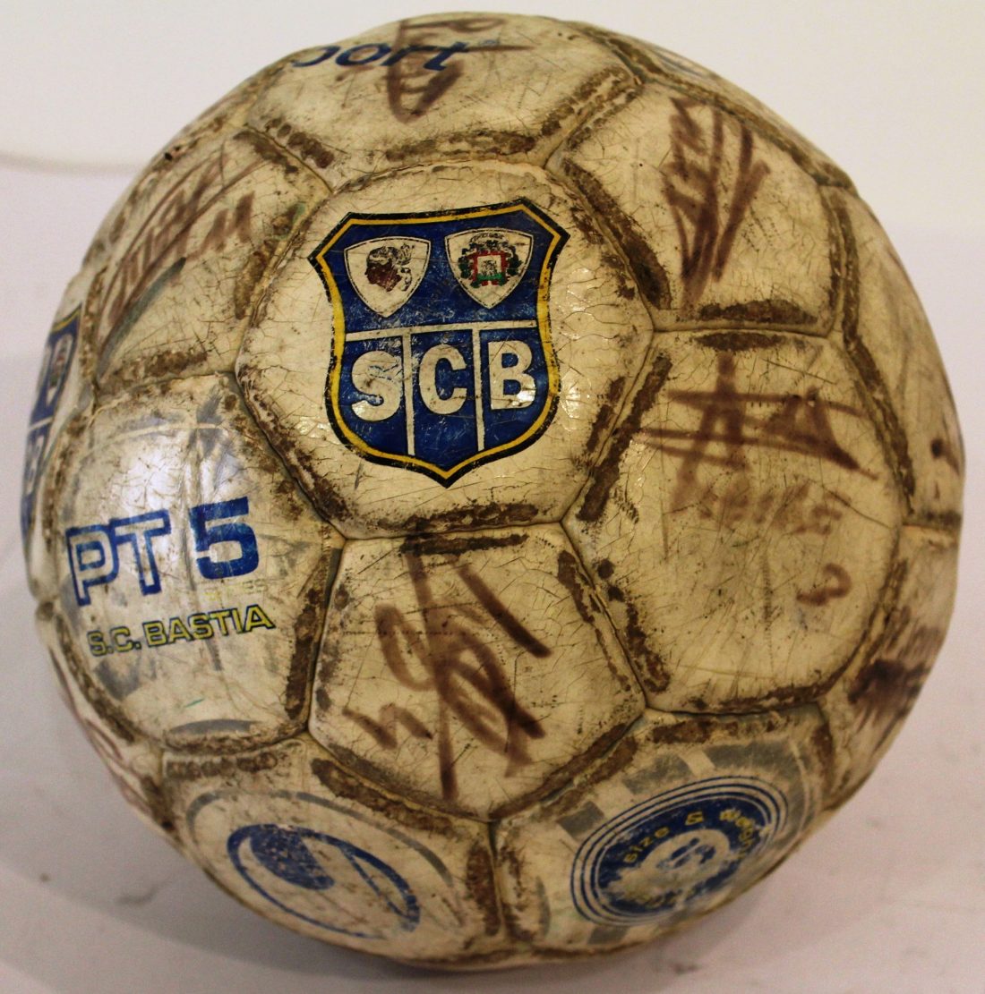 Ballon dédicacé du SCB visible au Musée virtuel du football bastiais